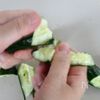 ポリ袋で簡単!叩ききゅうりの玉ねぎだれ漬けの工程1