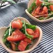 切って和えるだけ!ごま油薫る水菜とトマトの簡単サラダ