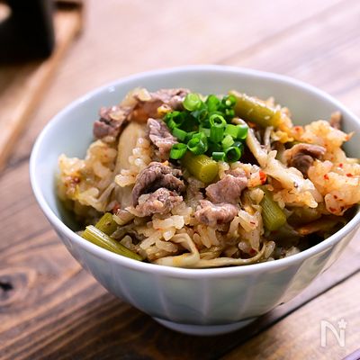 スタミナ飯「ニンニクの芽と牛キムチ釜飯」