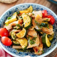 レモンとにんにくが香る♡【豚肉とズッキーニの甘酢レモン炒め】