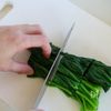 『ほうれん草のカタルーニャ風』ナッツとレーズン入りの工程1