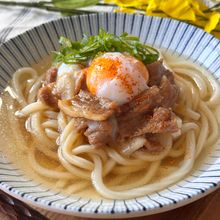黄金のつゆが決め手◎疲れた日に作りたい簡単肉うどん