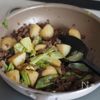 リクエストされる【じゃがいもとキャベツの甘辛ひき肉炒め】の工程3