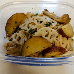 にゃんこさん🐱の作ってみた!投稿(【10分未満副菜】れんこんとさつまいもと舞茸のごまデリサラダ)