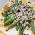 焼くまで3分！焼きスナップエンドウのかつおオリーブ醤油まみれ