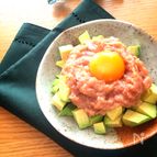 丼にしても美味しい♡漬けまぐろのたたきとアボカドのおつまみ