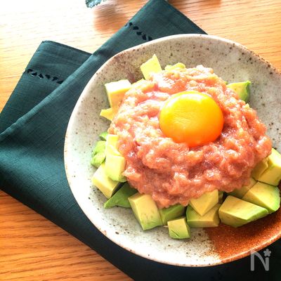 丼にしても美味しい♡漬けまぐろのたたきとアボカドのおつまみ