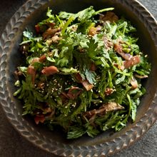 春菊と舞茸のベーコンの冬のサラダ