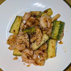 joe sanの作ってみた!投稿(むき海老とズッキーニとエリンギのガリバタレモン炒め)