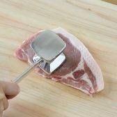豚肉をたたいて薄くする