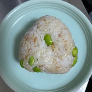 ふうちゃんの作ってみた!投稿(枝豆と鰹節のおにぎり)