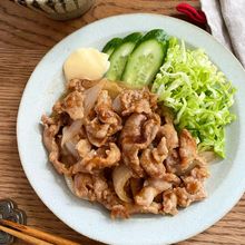 ＼お肉やわらか／新玉と豚こまのしょうが焼き