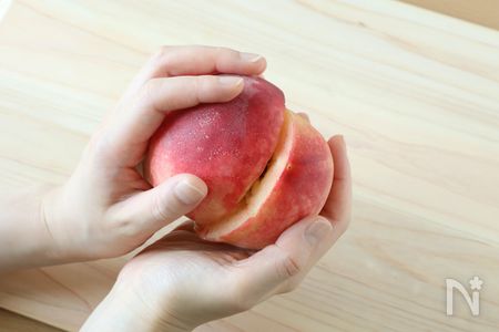 松井さゆりさんの桃のむき方・切り方工程2