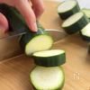 ズッキーニの米粉唐揚げの下準備