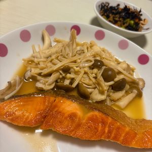 ぷりんの作ってみた!投稿(【鮭ときのこのバタポン照り焼き】味付け簡単！旨みがじゅわ♡)