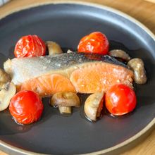 秋に食べたい【鮭とマッシュルームのアヒージョ】