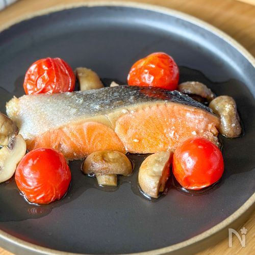 秋に食べたい【鮭とマッシュルームのアヒージョ】