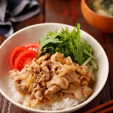 豚こまと玉ねぎのめんつゆマヨソテー丼
