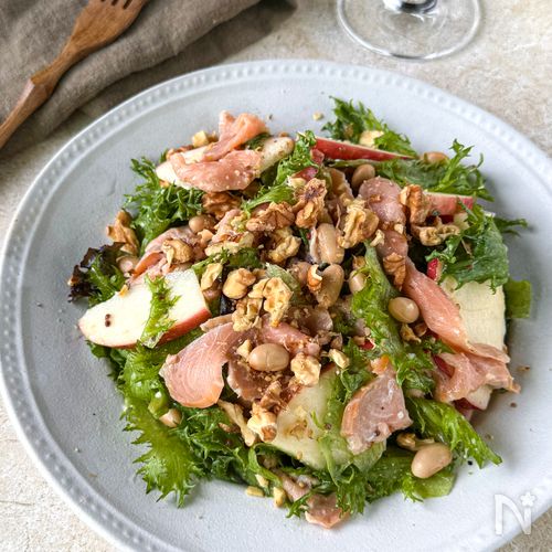 秋の腸活美肌サラダ【スモークサーモンとりんごとお豆のサラダ】