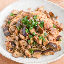 ガッツリ食べよう！豚ひき肉とナスのピリ辛パスタ