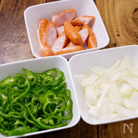 具材を切り、パスタをゆでる