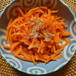 RINAの作ってみた!投稿(【お助け小鉢】レンジで2分で『にんじんの中華風おかか和え』)