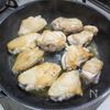 骨付き鶏のソテー（赤唐辛子オイルソースかけ）の工程3