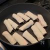 大葉とミョウガでさっぱり味わう「包まない豚こま棒餃子」の工程3