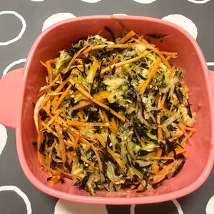 m★egの作ってみた!投稿(キャベツ大量消費＊千切り野菜とひじきのサラダ)