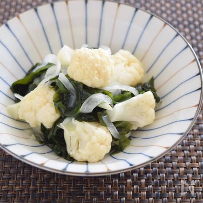 カリフラワーとわかめの酢の物　忘年会続きの胃もたれ対策に！