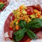 カレー風味のクスクスサラダ　生ハム添え