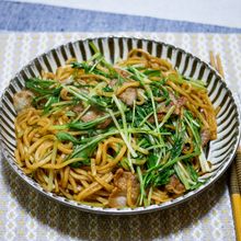 太麺で作る「豚肉と水菜のソース焼きそば」