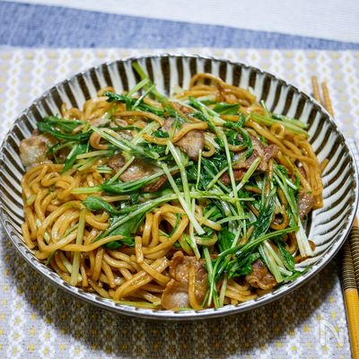 太麺で作る「豚肉と水菜のソース焼きそば」