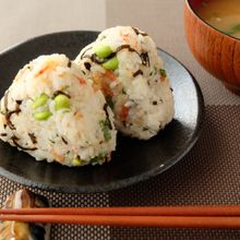 〈くらし薬膳〉枝豆と塩昆布の簡単おにぎり