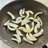 お手軽♪やわらか【豚こまの甘辛ソース炒め】の工程1