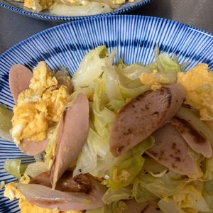 eye-eyeの作ってみた!投稿(魚肉ソーセージ、卵、キャベツの炒め物)