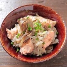 ＜秋ごはん＞鮭とまいたけの炊き込みごはん