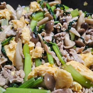 Maiの作ってみた!投稿(豚肉と小松菜と卵のオイスター炒め)