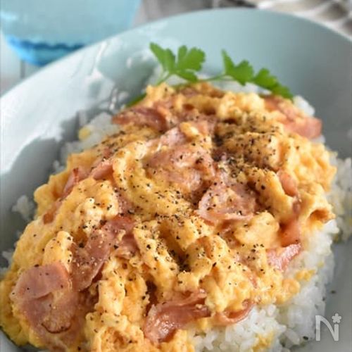 とろ~り濃厚!【半熟卵とベーコンのカルボナーラ丼】