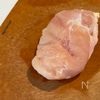 【鶏むね肉の粒マスタード焼き】食材一つで簡単！の工程1