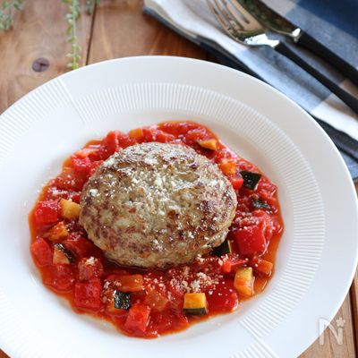 夏野菜のトマトソースハンバーグ
