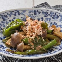 さっと簡単！万願寺とうがらしとはたけしめじのポン酢炒め