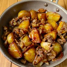 ワンパン10分！【豚こま肉とじゃがいものガリバタ醤油炒め】
