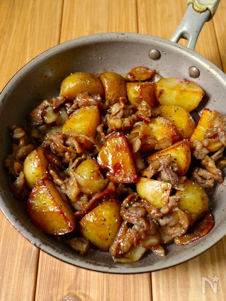 ワンパン10分！【豚こま肉とじゃがいものガリバタ醤油炒め】
