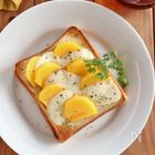 秋のフルーツをのせて焼くだけ！簡単おしゃれな「のっけ萌えパン」を作ってみよう