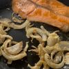見た目も鮮やか♡ほうれん草と鮭のチーズクリーム煮の工程1