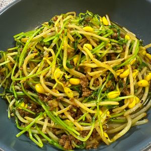 楽ラク手抜キッチン🐶🐾の作ってみた!投稿(節約おかず《もやしと豆苗♡カレーそぼろ炒め》)