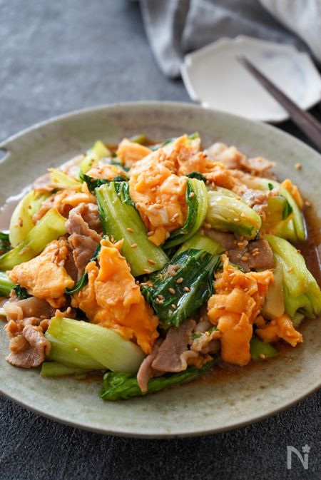 ごま油を回しかけて、白いりごまを散らす