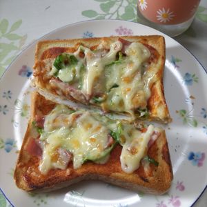 KUMIKOの作ってみた!投稿(【食パンで♪】簡単カレーチーズピザ)