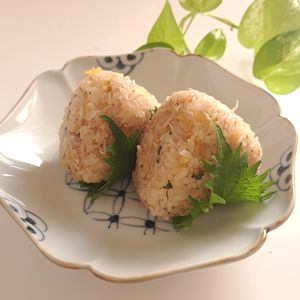 とのちゃまの作ってみた!投稿(たくあんとしらすの大葉おにぎり)